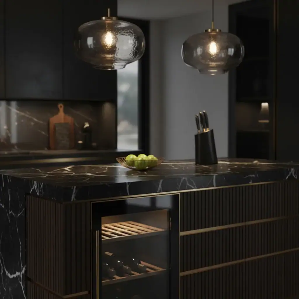 Cucina contemporanea con top in marmo nero e dettagli dorati, luce intima e materiali preziosi – architetto specchio Bolzano