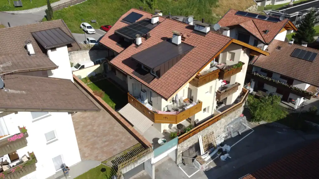 Risanamento energetico e strutturale di edificio plurifamiliare in Val Passiria con coordinamento bonus cubatura e gestione contributi – Architetto Specchio, Bolzano