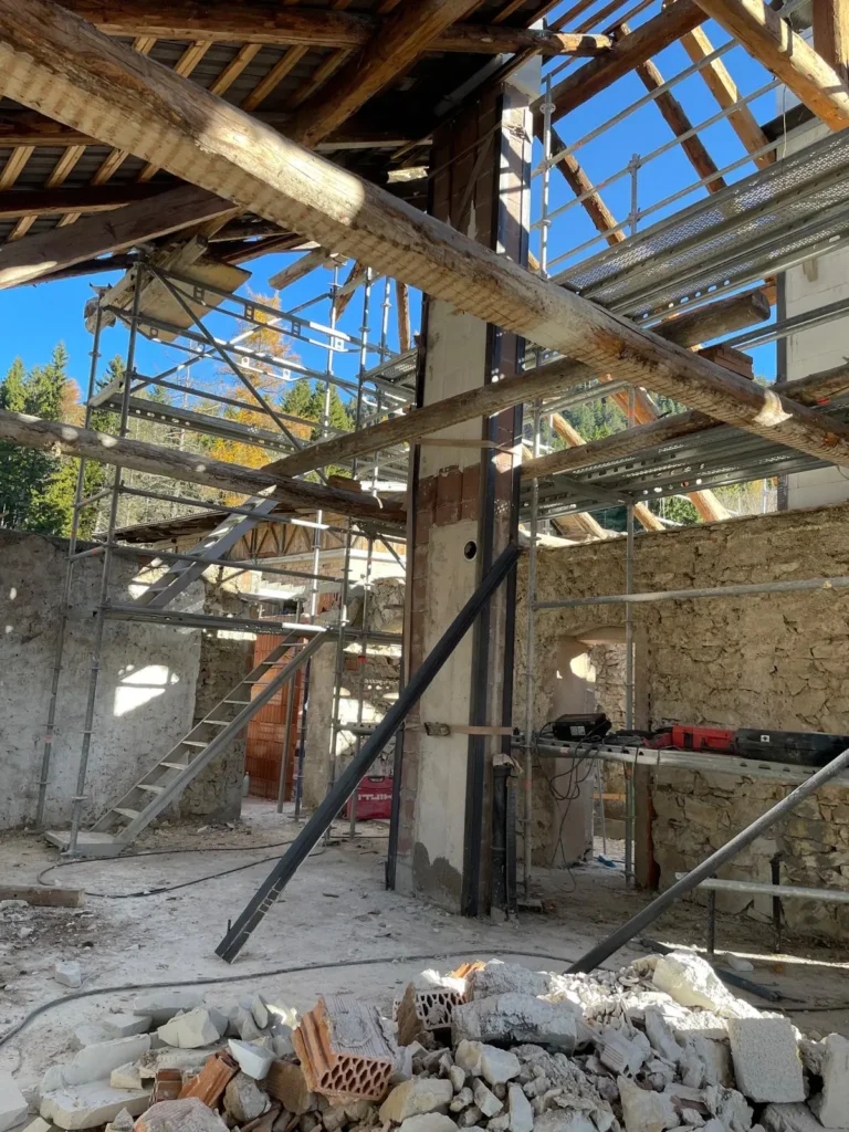 Interno del cantiere con travi lignee e luce naturale – Architetto Specchio Bolzano
