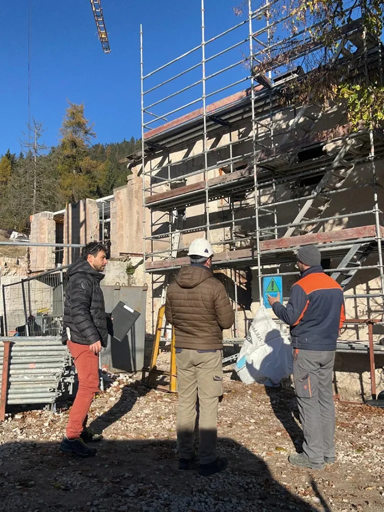 Sopralluogo tecnico in cantiere con architetto e maestranze – Architetto Specchio Bolzano